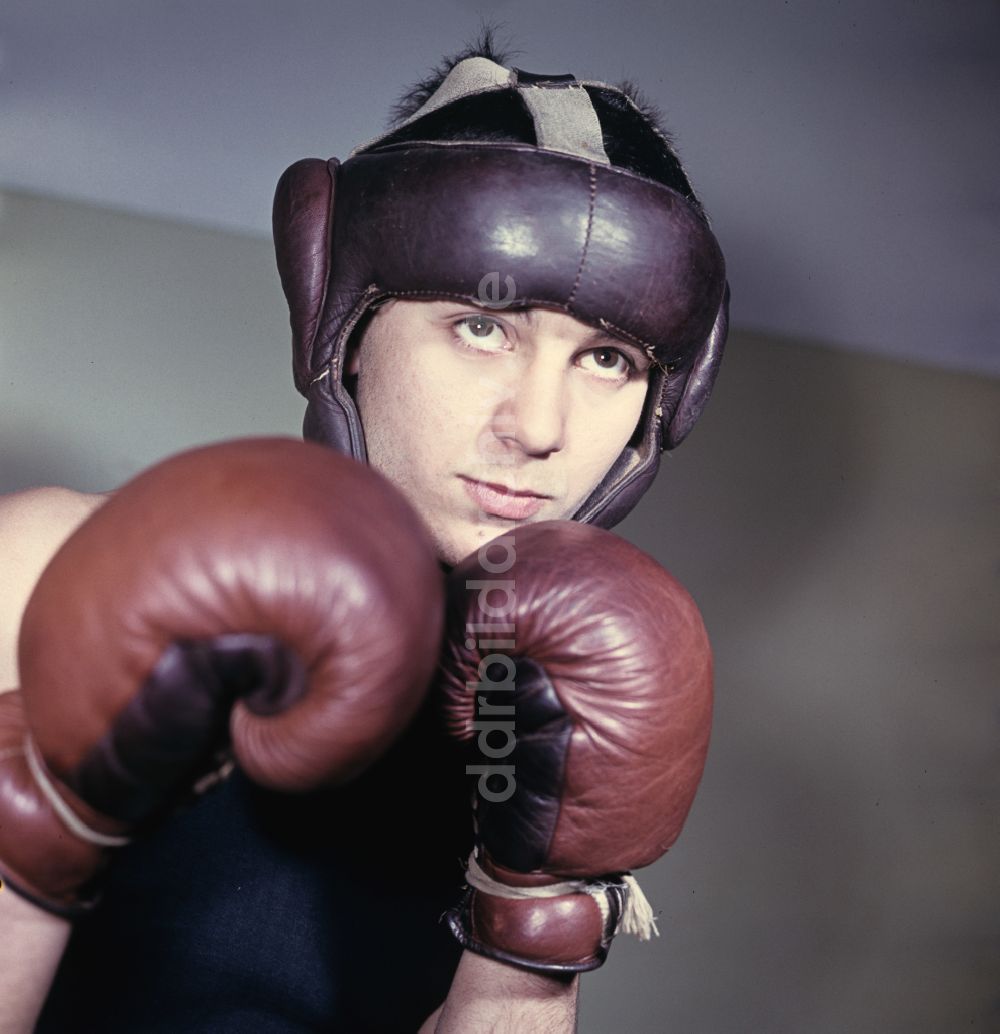 DDR-Fotoarchiv: Berlin - Leistungssportler Boxer Bernd Anders in Berlin in der DDR