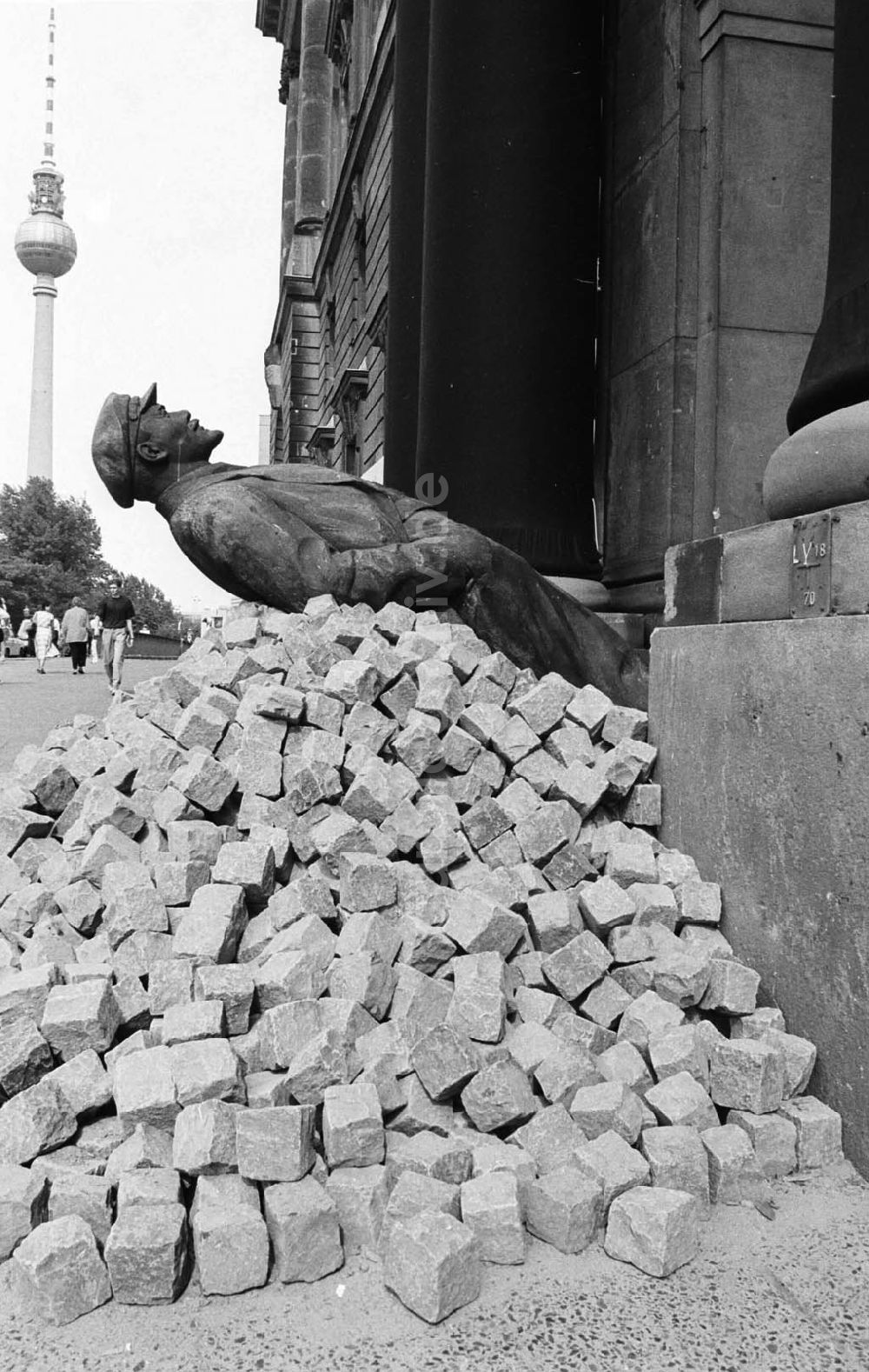 DDR-Bildarchiv: Berlin / Mitte - 02.06.92 Leninplastik vor Marstall