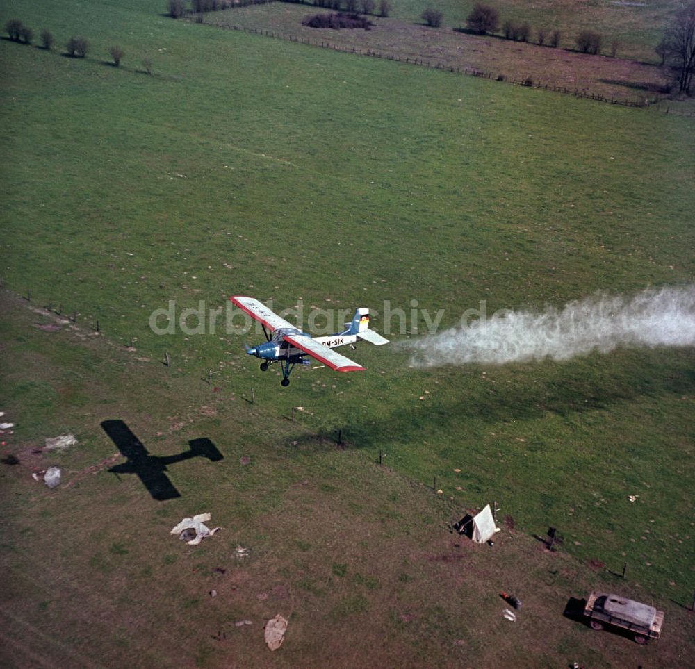 DDR-Bildarchiv: Schkeuditz - Let L-60 Brigadyr bei SprÃ¼hflug in Schkeuditz