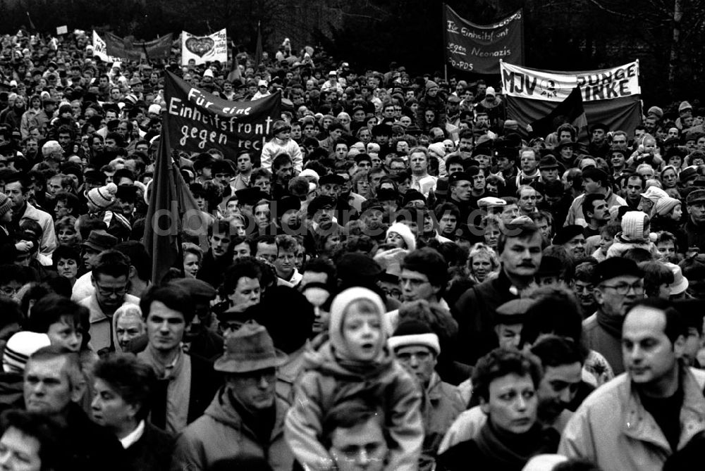 DDR-Bildarchiv: Berlin-Lichtenberg - Lichtenberg-Berlin Demo in Friedrichsfelde für Liebknecht/ Luxemburg 14.01.90 Foto: Lange Umschlagnummer: 0067