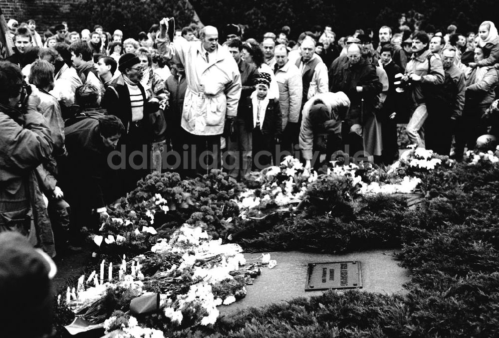 DDR-Fotoarchiv: Berlin-Lichtenberg - Lichtenberg-Berlin Demo in Friedrichsfelde für Liebknecht/ Luxemburg 14.01.90 Foto: Lange Umschlagnummer: 0067