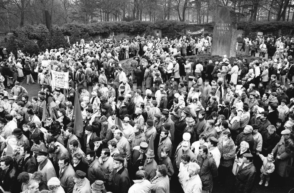 Berlin-Lichtenberg: Lichtenberg-Berlin Demo in Friedrichsfelde für Liebknecht/ Luxemburg 14.01.90 Foto: Lange Umschlagnummer: 0067