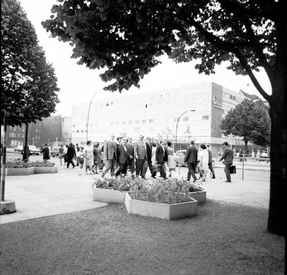 DDR-Fotoarchiv: Berlin - Lindenkorso Foto: Schönfeld