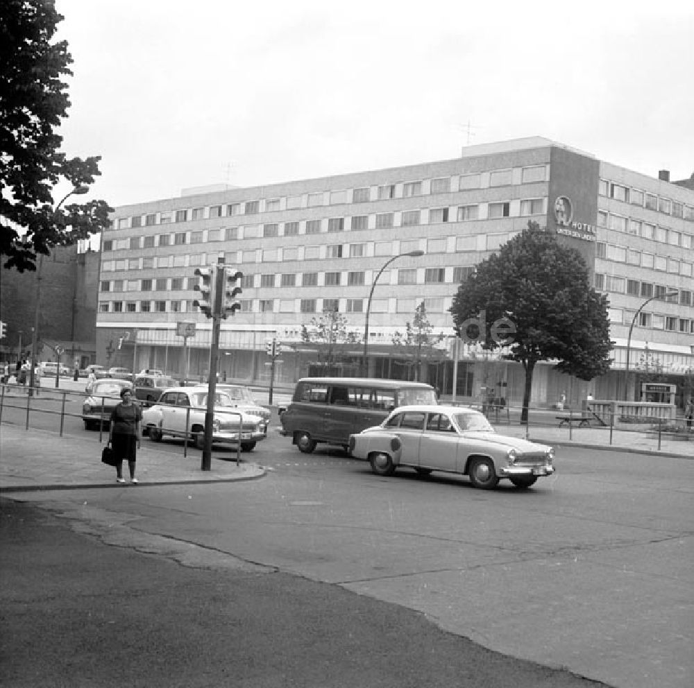 DDR-Bildarchiv: Berlin - Lindenkorso Foto: Schönfeld