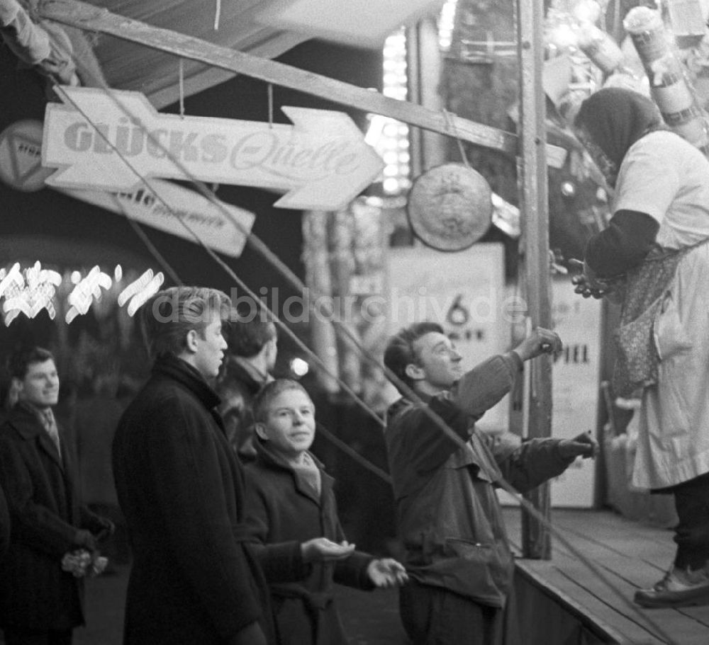 Berlin: Losbude auf dem Weihnachtsmarkt in Berlin