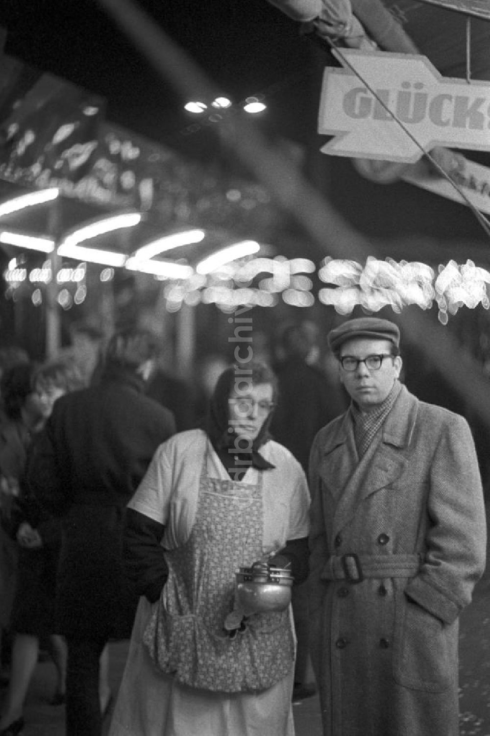 DDR-Bildarchiv: Berlin - Losbude auf dem Weihnachtsmarkt in Berlin