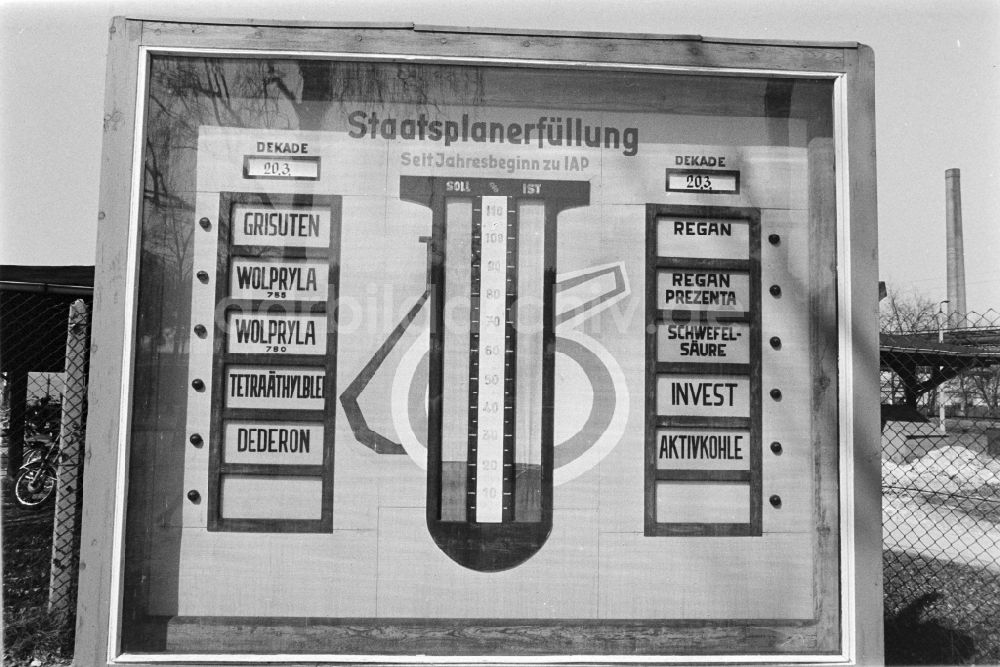 DDR-Bildarchiv: Premnitz - Losung zur Staatsplanerfüllung des Chemiefaserwerkes in Premnitz in der DDR