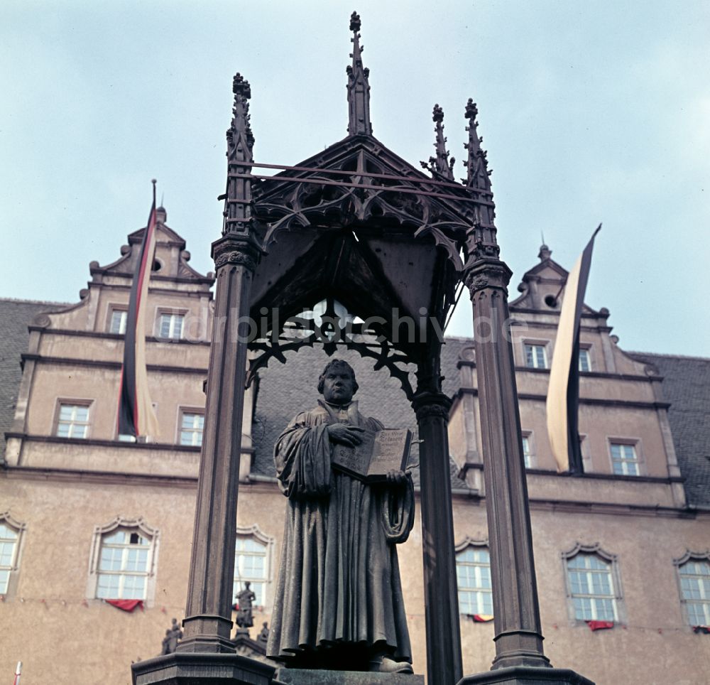 DDR-Fotoarchiv: Lutherstadt Wittenberg - Lutherdenkmal auf dem Marktplatz vor dem Alten Rathaus in Lutherstadt Wittenberg in der DDR