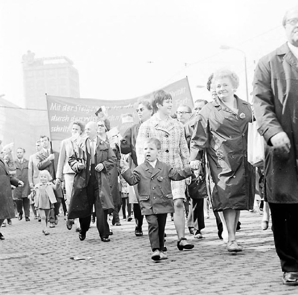 DDR-Bildarchiv: Leipzig - 1. Mai-Feier in Leipzig Umschlagnr.: 88 Foto: unbekannt