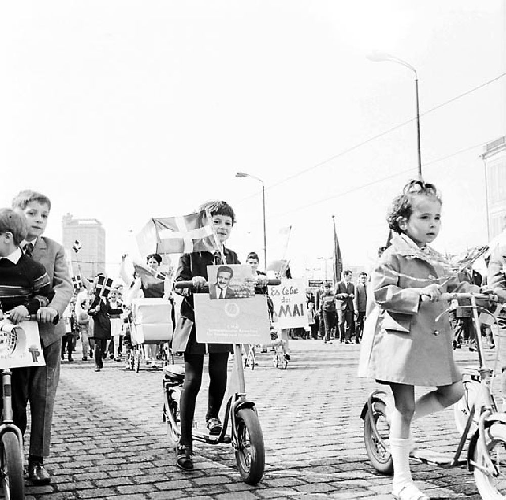 DDR-Bildarchiv: Leipzig - 1. Mai-Feier in Leipzig Umschlagnr.: 88 Foto: unbekannt