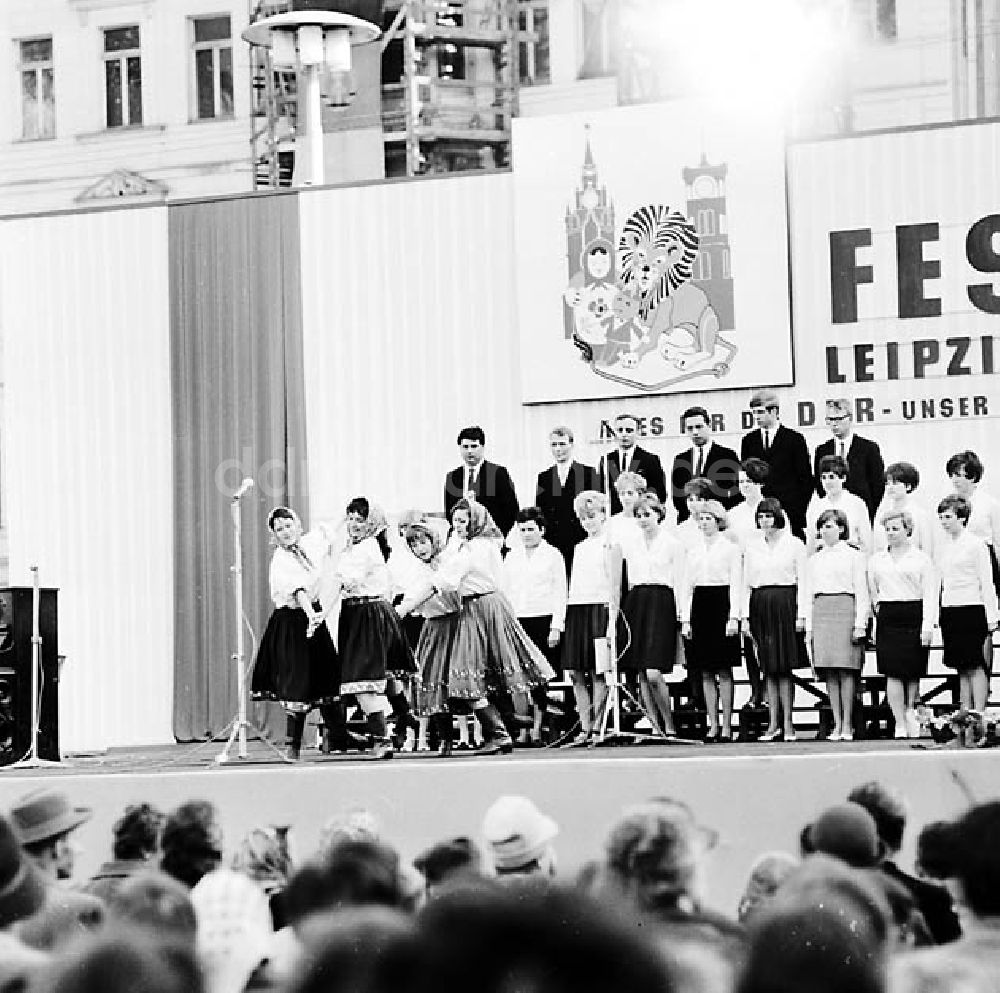 DDR-Fotoarchiv: Leipzig - 1. Mai-Feier in Leipzig Umschlagnr.: 88 Foto: unbekannt