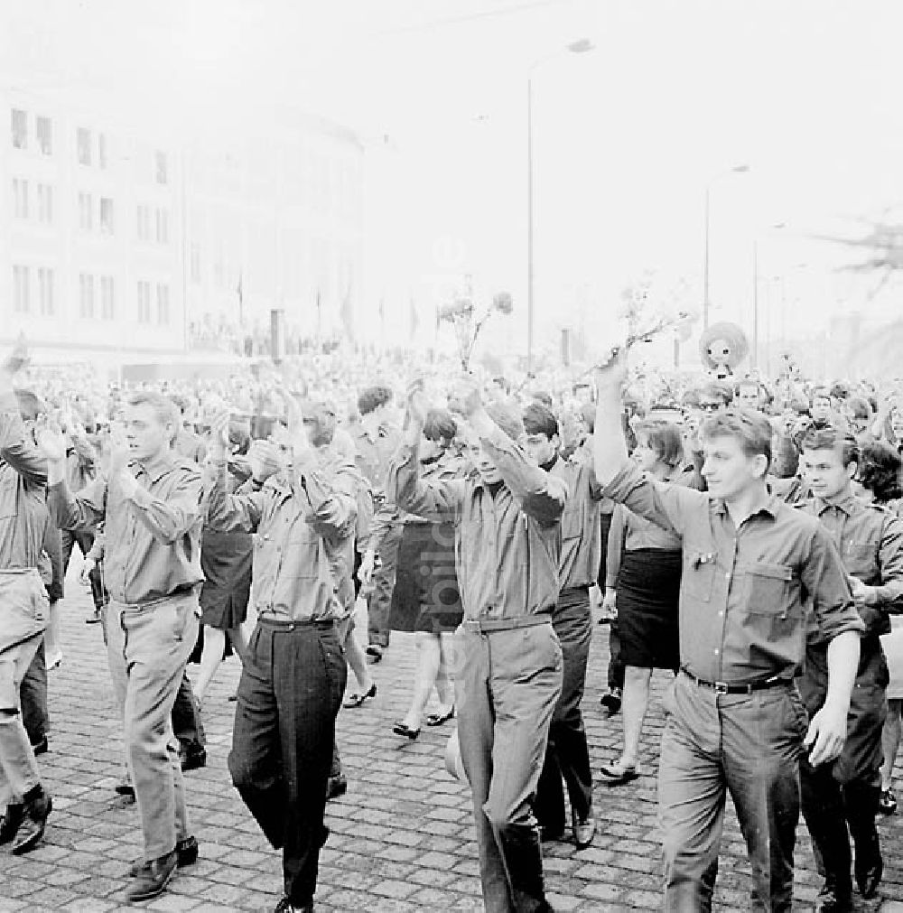 DDR-Bildarchiv: Leipzig - 1. Mai-Feier in Leipzig Umschlagnr.: 88 Foto: unbekannt