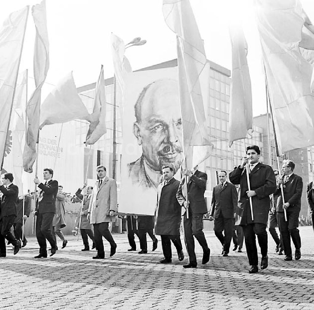 DDR-Fotoarchiv: Leipzig - 1. Mai-Feier in Leipzig Umschlagnr.: 88 Foto: unbekannt