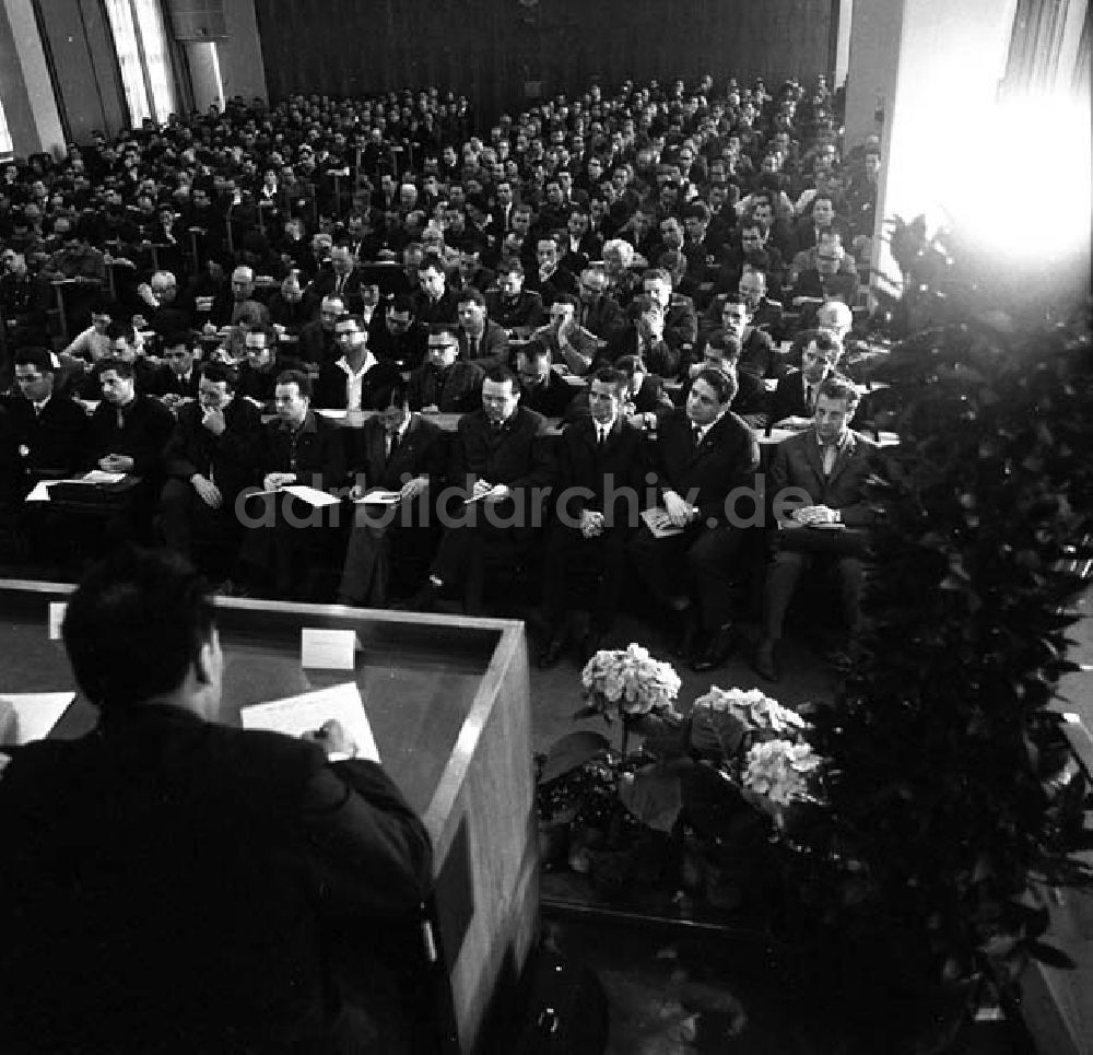 DDR-Fotoarchiv: Berlin - Mai 1966 Honecker spricht im Auditorium der Humbold Universität Foto: Schönfeld