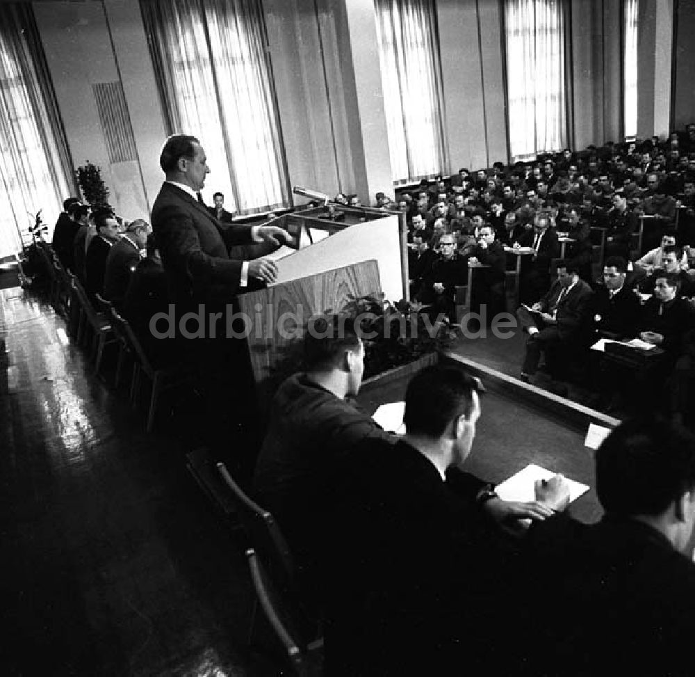 Berlin: Mai 1966 Honecker spricht im Auditorium der Humbold Universität Foto: Schönfeld