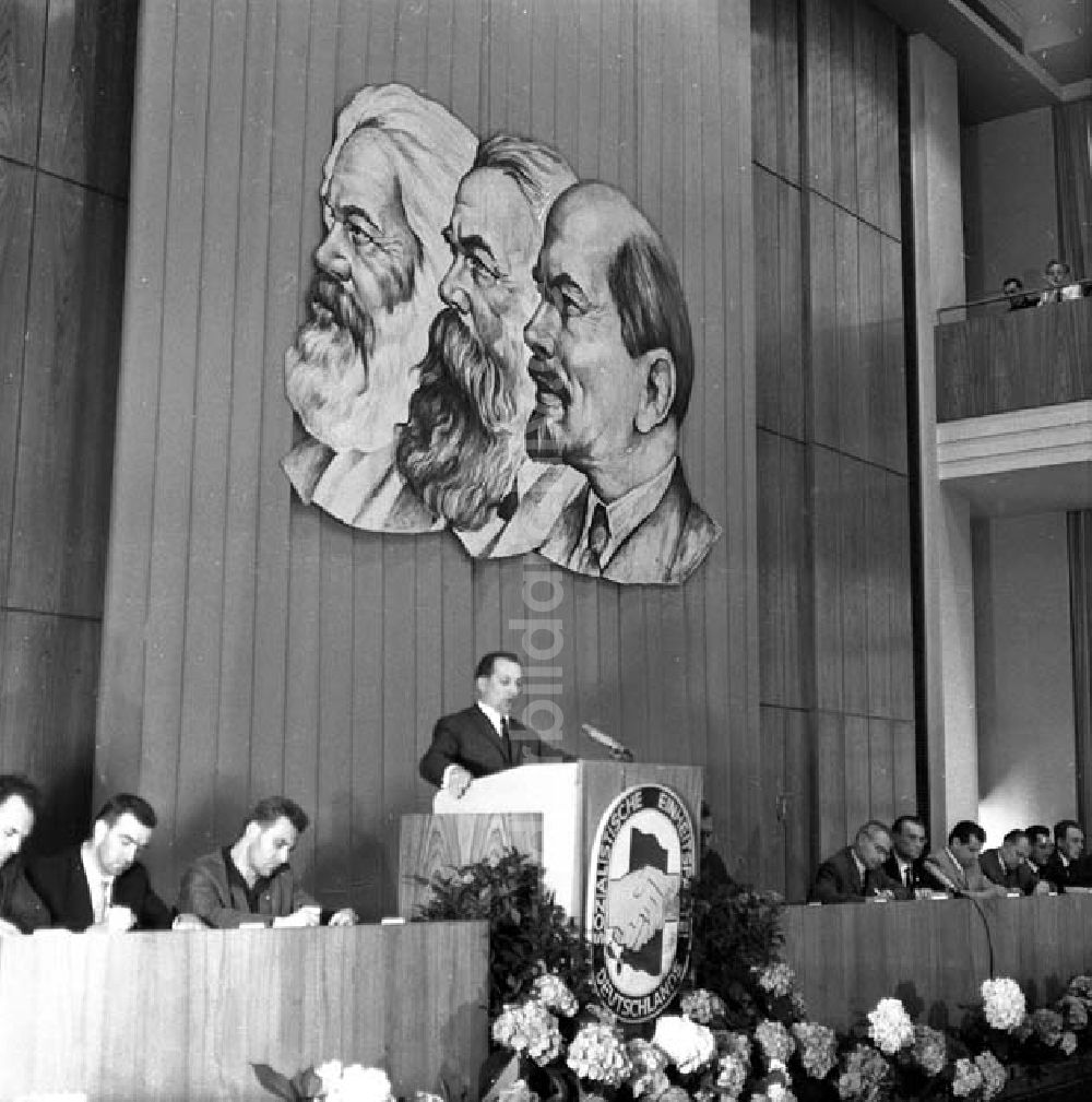 DDR-Bildarchiv: Berlin - Mai 1966 Honecker spricht im Auditorium der Humbold Universität Foto: Schönfeld