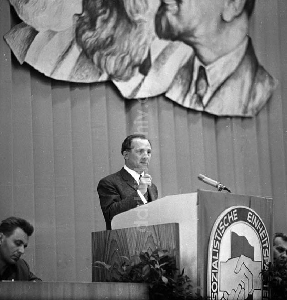 DDR-Fotoarchiv: Berlin - Mai 1966 Honecker spricht im Auditorium der Humbold Universität Foto: Schönfeld