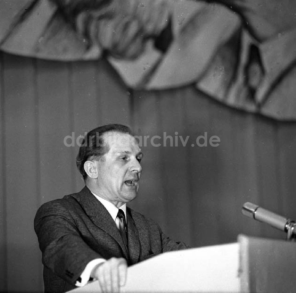 Berlin: Mai 1966 Honecker spricht im Auditorium der Humbold Universität Foto: Schönfeld