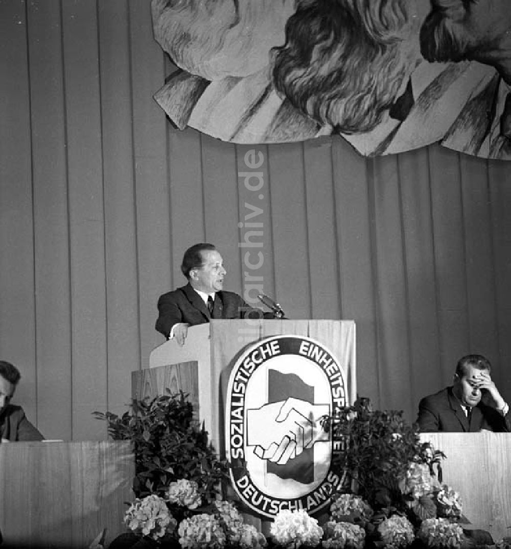 DDR-Bildarchiv: Berlin - Mai 1966 Honecker spricht im Auditorium der Humbold Universität Foto: Schönfeld