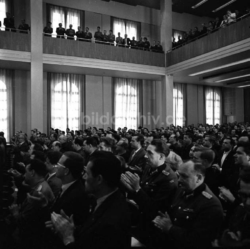 DDR-Fotoarchiv: Berlin - Mai 1966 Honecker spricht im Auditorium der Humbold Universität Foto: Schönfeld