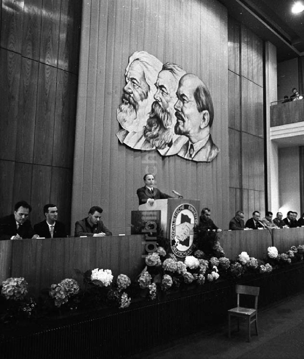 Berlin: Mai 1966 Honecker spricht im Auditorium der Humbold Universität Foto: Schönfeld