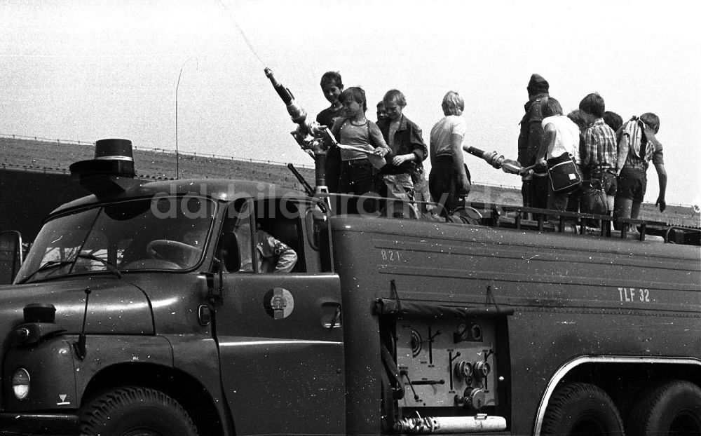 DDR-Fotoarchiv: Zinnowitz / Usedom (Mecklenburg-Vorpommern) - Mai 1985 Patenklasse der IG Wismut - Besuch im Fuhrpark FTB-9 in Zinnowitz / Usedom (Mecklenburg-Vorpommern) Foto: Gebser