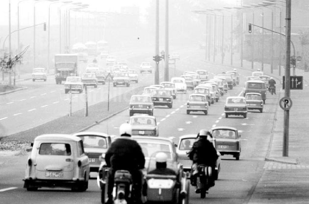 DDR-Bildarchiv: Berlin - Mai 1973 Straßenverkehr Dreispurig.