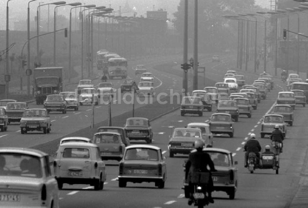 DDR-Fotoarchiv: Berlin - Mai 1973 Straßenverkehr Dreispurig.