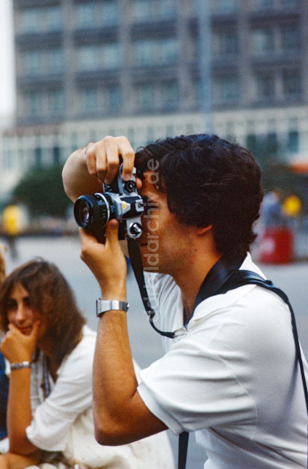 DDR-Bildarchiv: Berlin - Mann fotografiert auf dem Alexanderplatz in Berlin in der DDR