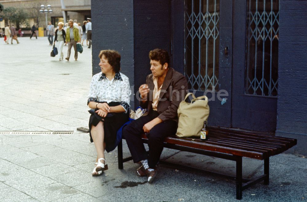 DDR-Bildarchiv: Berlin - Mann und Frau sitzen auf einer Straßenbank in Berlin in der DDR