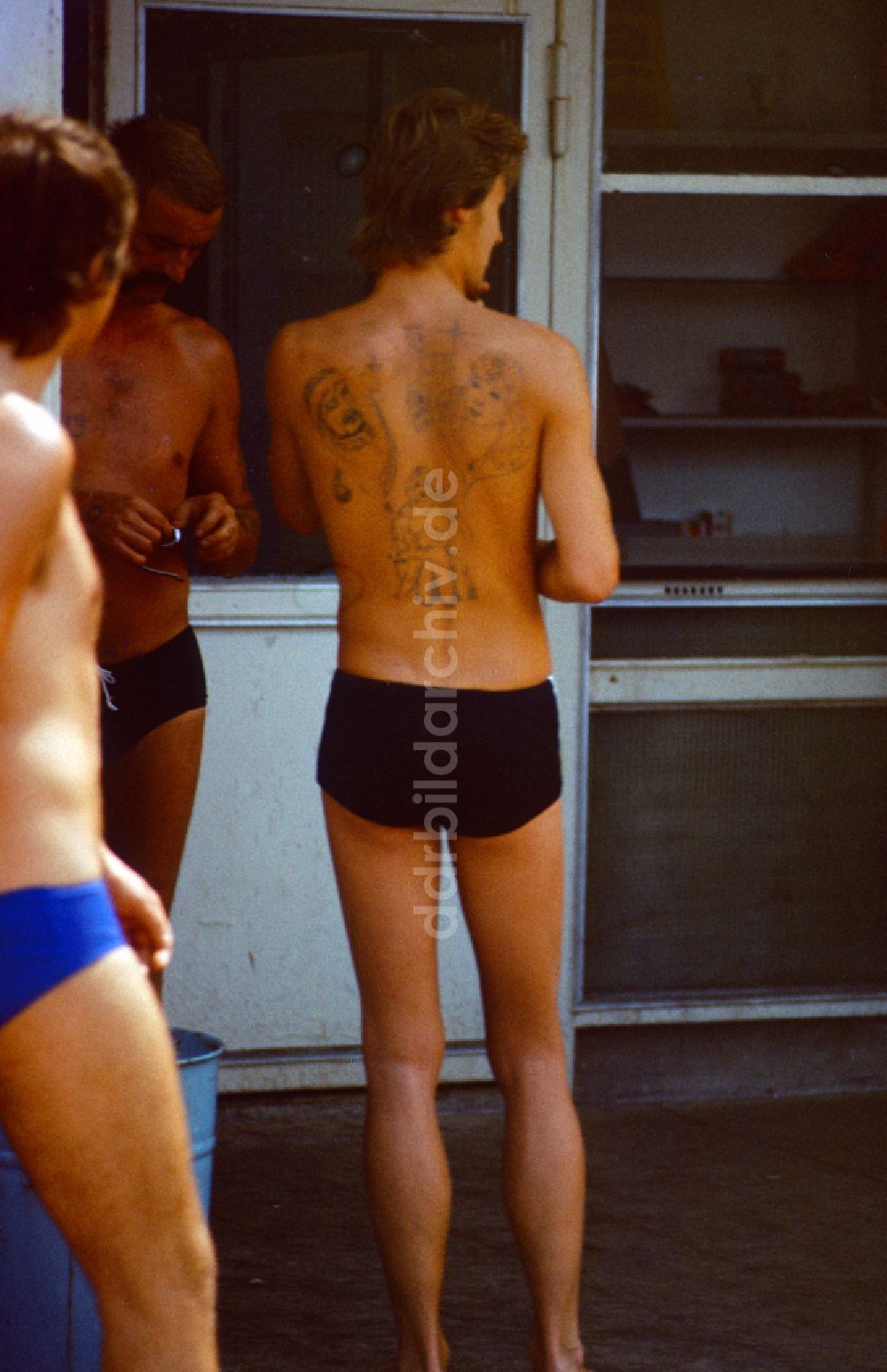 Berlin: Mann mit Tätowierungen auf dem Rücken im Freibad Pankow in Berlin in der DDR