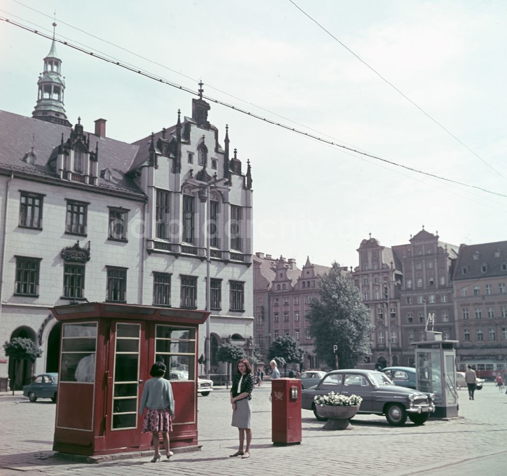 DDR-Fotoarchiv: Wroclaw - Breslau - Marktplatz vor dem Rathaus in Wroclaw - Breslau in Polen