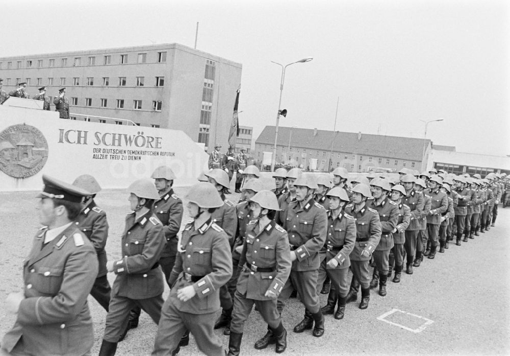 Marienberg: Marschformation von Soldaten des motorisierten Schützenregimentes MSR-7 anlässlich der Verabschiedung von Reservisten in Marienberg in der DDR