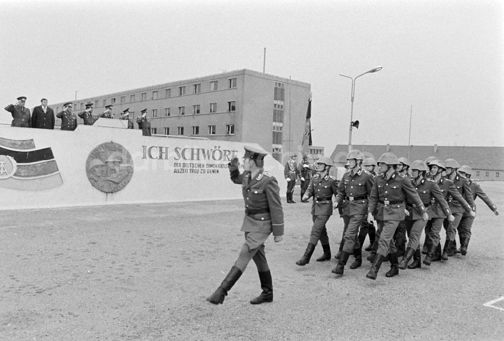 DDR-Bildarchiv: Marienberg - Marschformation von Soldaten des motorisierten Schützenregimentes MSR-7 anlässlich der Verabschiedung von Reservisten in Marienberg in der DDR