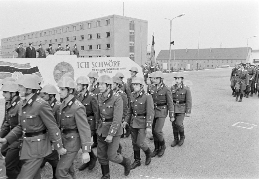 DDR-Fotoarchiv: Marienberg - Marschformation von Soldaten des motorisierten Schützenregimentes MSR-7 anlässlich der Verabschiedung von Reservisten in Marienberg in der DDR