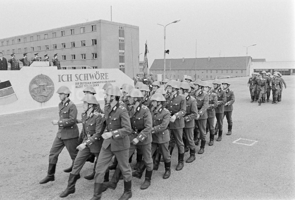 Marienberg: Marschformation von Soldaten des motorisierten Schützenregimentes MSR-7 anlässlich der Verabschiedung von Reservisten in Marienberg in der DDR