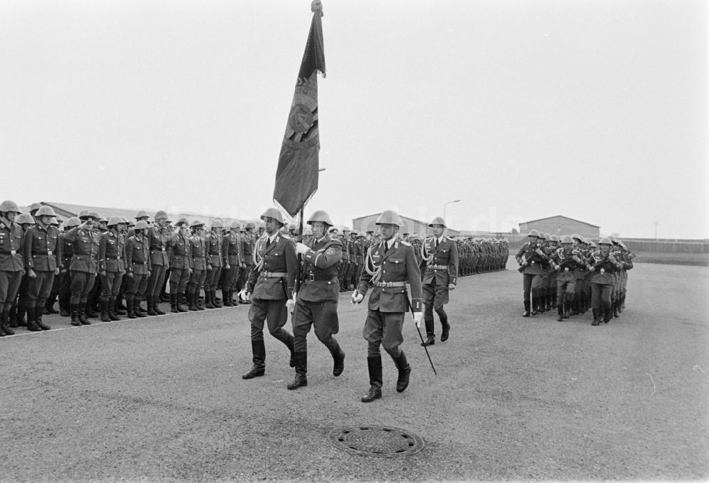 Marienberg: Marschformation von Soldaten des motorisierten Schützenregimentes MSR-7 anlässlich der Verabschiedung von Reservisten in Marienberg in der DDR