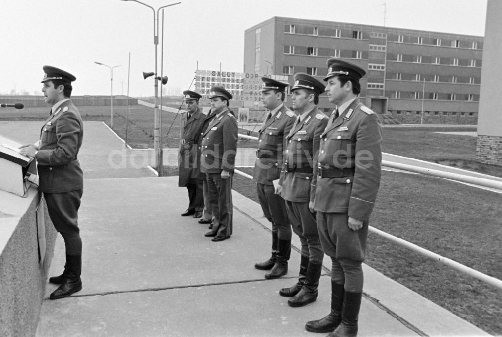 DDR-Bildarchiv: Marienberg - Marschformation von Soldaten des motorisierten Schützenregimentes MSR-7 anlässlich der Verabschiedung von Reservisten in Marienberg in der DDR