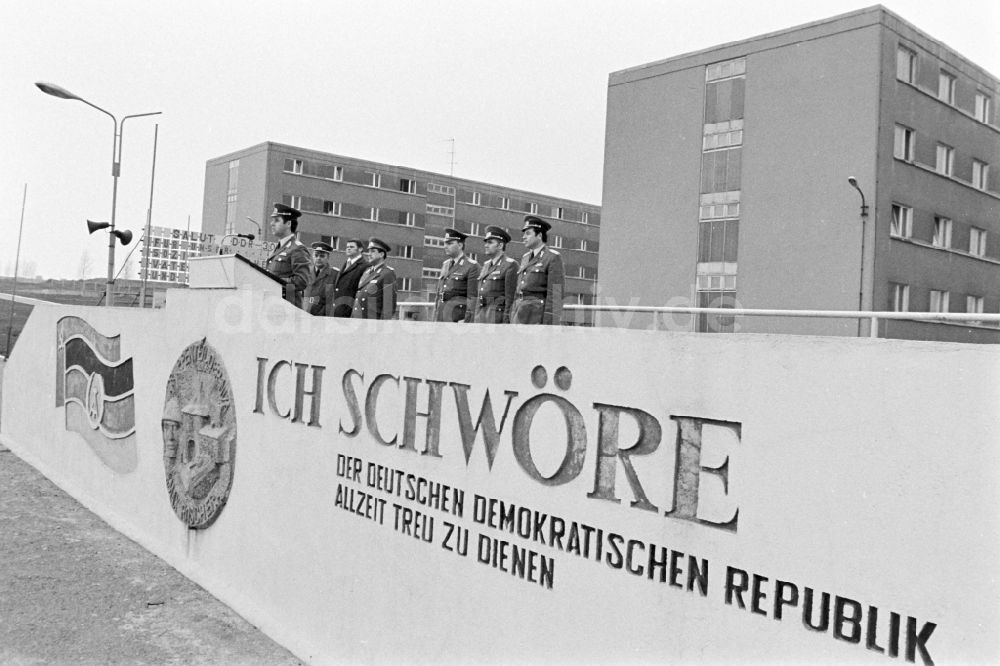 DDR-Fotoarchiv: Marienberg - Marschformation von Soldaten des motorisierten Schützenregimentes MSR-7 anlässlich der Verabschiedung von Reservisten in Marienberg in der DDR