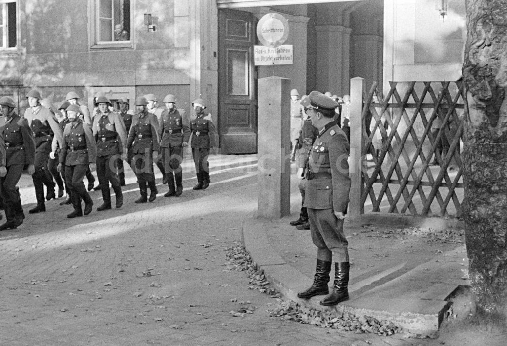 DDR-Bildarchiv: Dresden - Marschformation von Soldaten der NVA Nationale Volksarmee in Dresden in der DDR