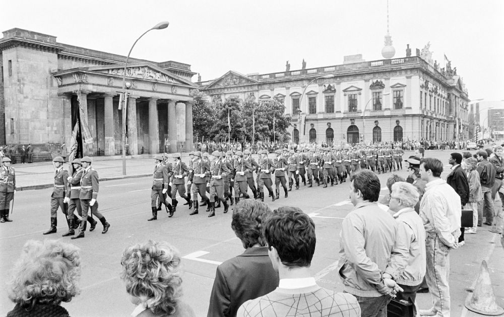 DDR-Bildarchiv: Berlin - Marschformation zum Großen Wachaufzug von Soldaten des WR-1 Wachregiment „Friedrich Engels“, in Berlin in der DDR