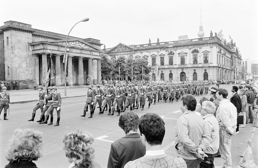 DDR-Fotoarchiv: Berlin - Marschformation zum Großen Wachaufzug von Soldaten des WR-1 Wachregiment „Friedrich Engels“, in Berlin in der DDR