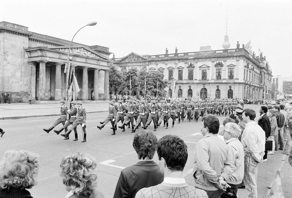 Berlin: Marschformation zum Großen Wachaufzug von Soldaten des WR-1 Wachregiment „Friedrich Engels“, in Berlin in der DDR