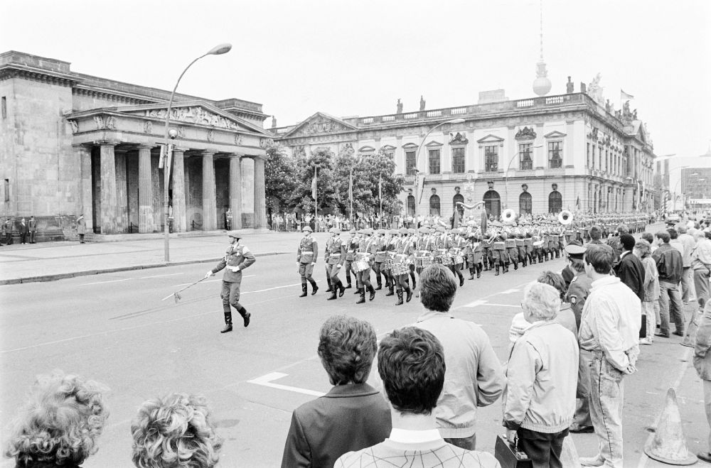 DDR-Bildarchiv: Berlin - Marschformation zum Großen Wachaufzug von Soldaten des WR-1 Wachregiment „Friedrich Engels“, in Berlin in der DDR