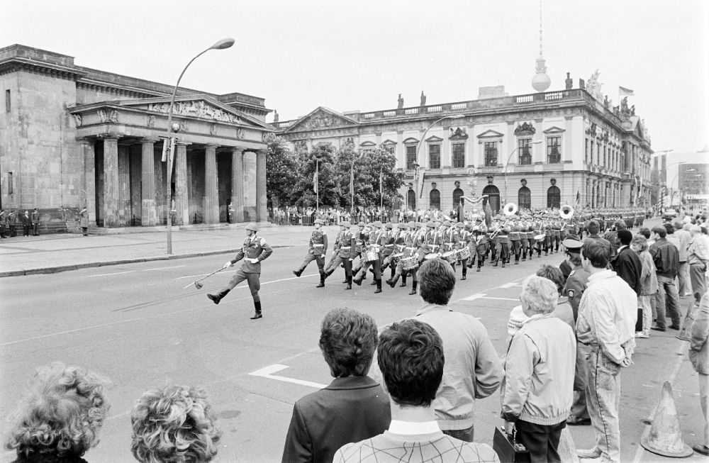 DDR-Fotoarchiv: Berlin - Marschformation zum Großen Wachaufzug von Soldaten des WR-1 Wachregiment „Friedrich Engels“, in Berlin in der DDR