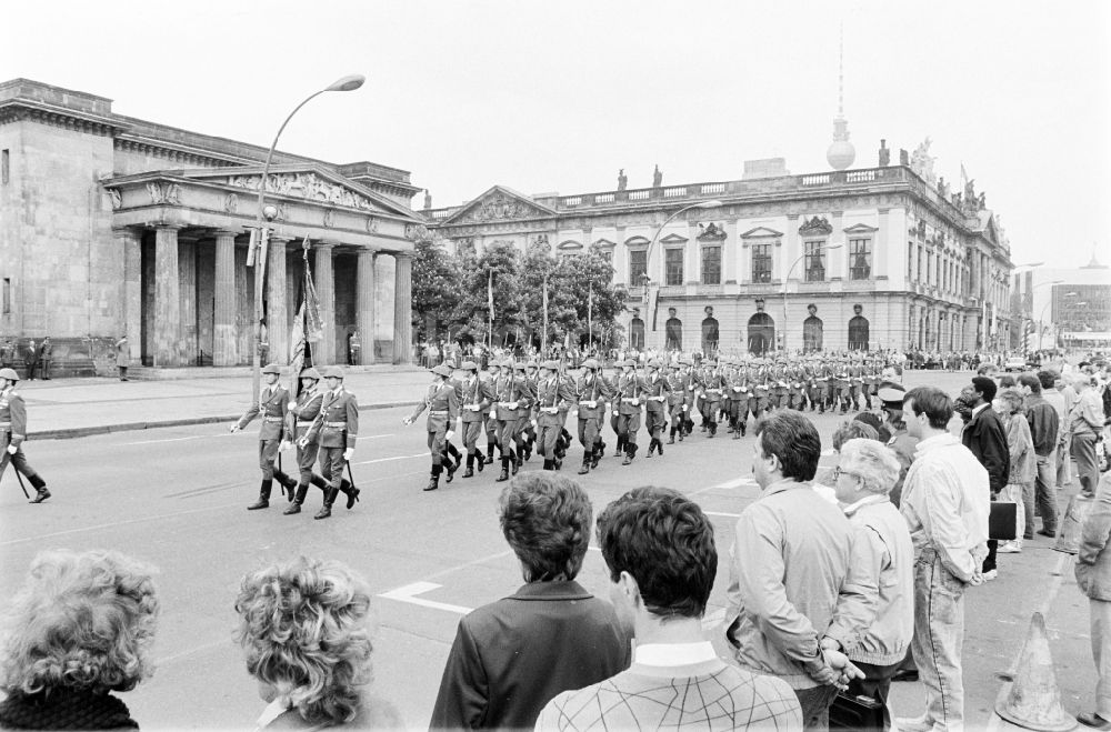 Berlin: Marschformation zum Großen Wachaufzug von Soldaten des WR-1 Wachregiment „Friedrich Engels“, in Berlin in der DDR