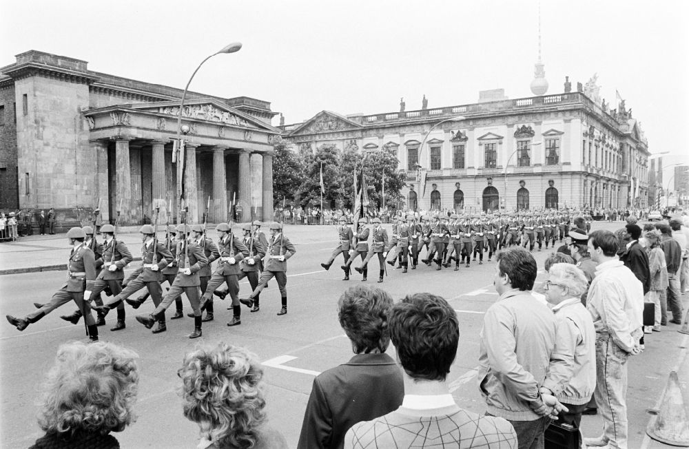 DDR-Bildarchiv: Berlin - Marschformation zum Großen Wachaufzug von Soldaten des WR-1 Wachregiment „Friedrich Engels“, in Berlin in der DDR