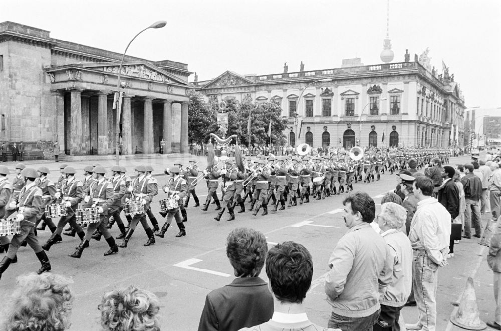 DDR-Fotoarchiv: Berlin - Marschformation zum Großen Wachaufzug von Soldaten des WR-1 Wachregiment „Friedrich Engels“, in Berlin in der DDR