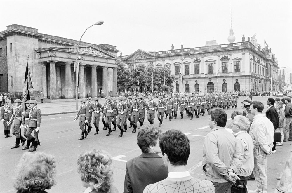 Berlin: Marschformation zum Großen Wachaufzug von Soldaten des WR-1 Wachregiment „Friedrich Engels“, in Berlin in der DDR