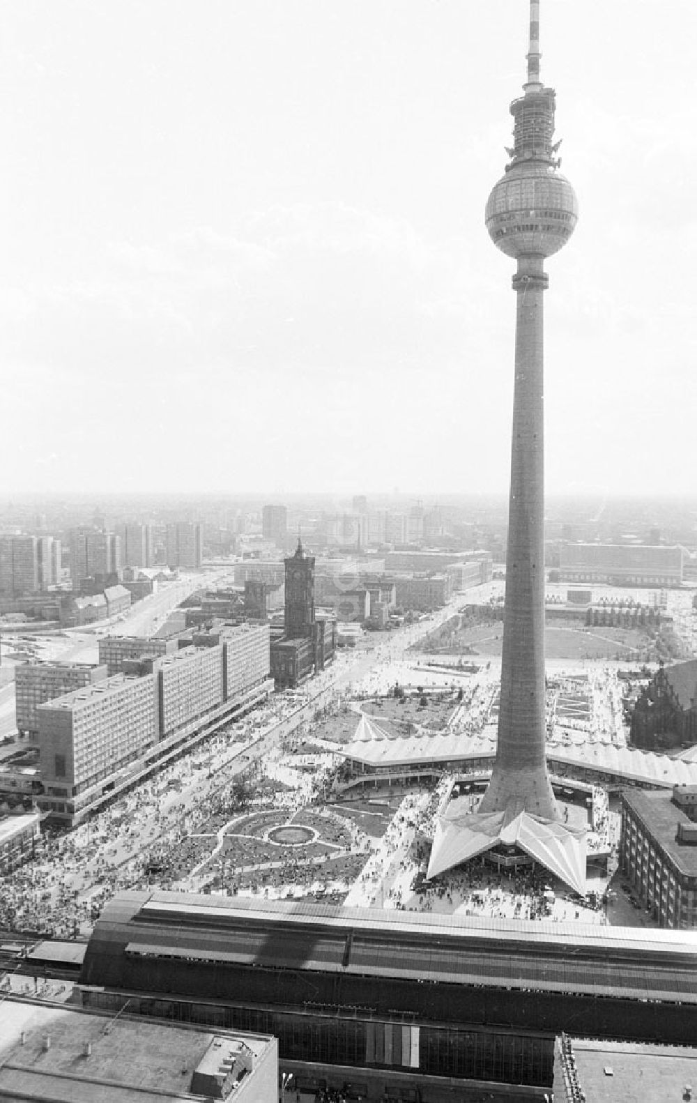 DDR-Fotoarchiv: Berlin - Mitte - Massen um den Alexanderplatz Veröffentlicht 6